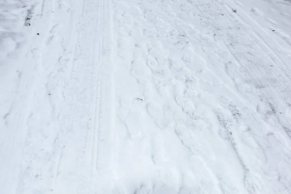 白い雪の上の人間の靴の足跡 — ストック写真