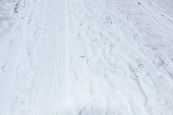 白い雪の上の人間の靴の足跡 — ストック写真