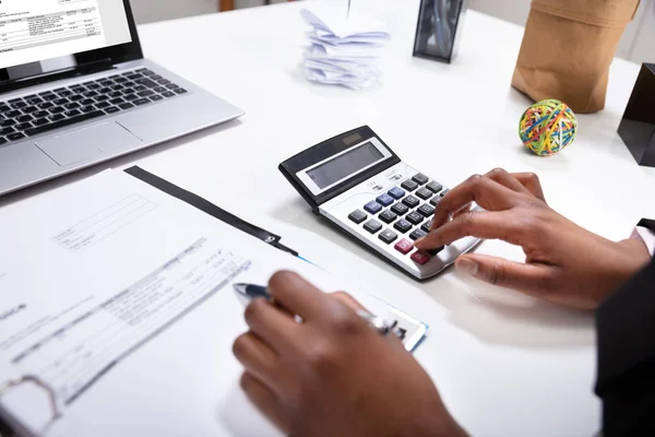 Foto Affärskvinna Hand Beräkna Bill Office — Stockfoto