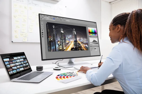 Junge Designerin Bearbeitet Fotos Computer Büro — Stockfoto