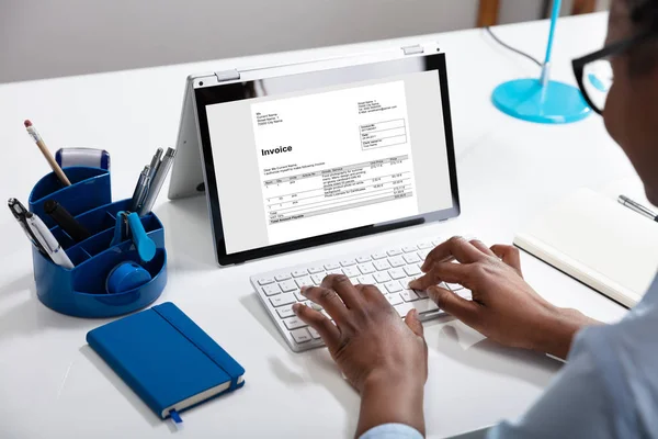 デジタルラップトップを使用したビジネスウーマンのクローズアップ請求書を準備 — ストック写真
