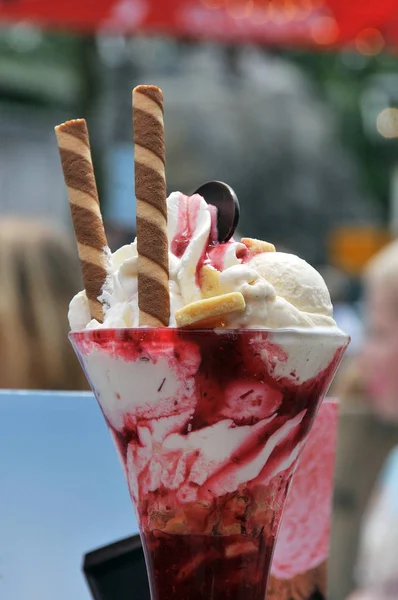 Fagylalt Vaníliapálcával Csokisziruppal — Stock Fotó
