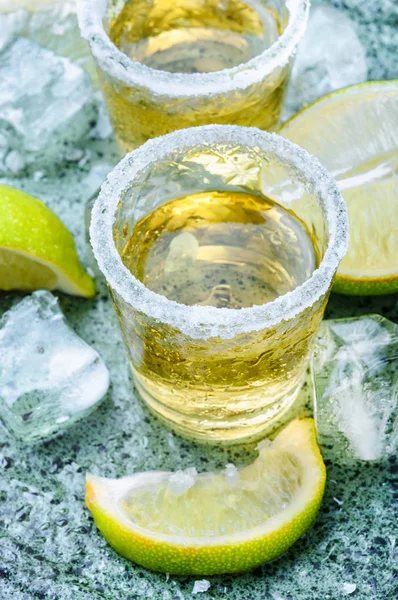 Mexikói Arany Tequila Citrommal Sóval Régi Asztalon — Stock Fotó