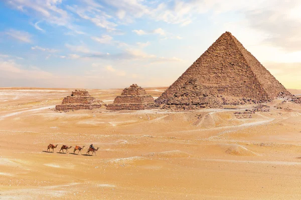 Widok Piramidę Menkaure Trzy Małe Piramidy Giza Egipt — Zdjęcie stockowe