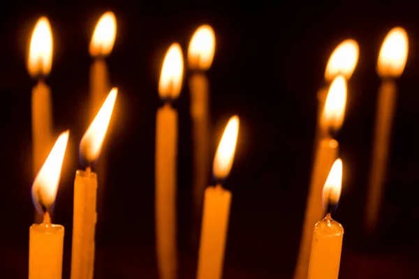 어두운 배경에서 밤마다 수많은 크리스마스 촛불을 불꽃은 배경으로 분리되었다 어두운 — 스톡 사진