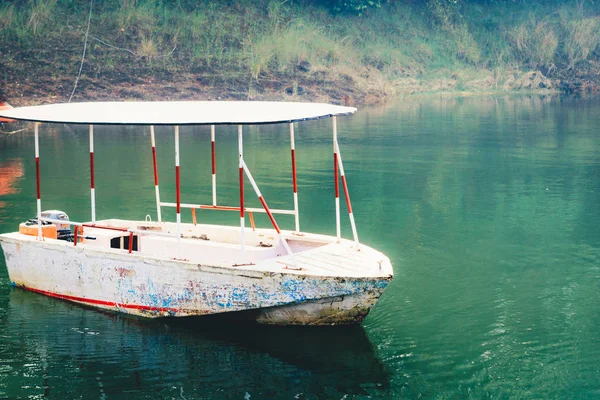 川の銀行で白い木製のボート マングローブ林に囲まれています デルタジャングルクルーズ川 漁師と観光客のボート アサム観光インド — ストック写真