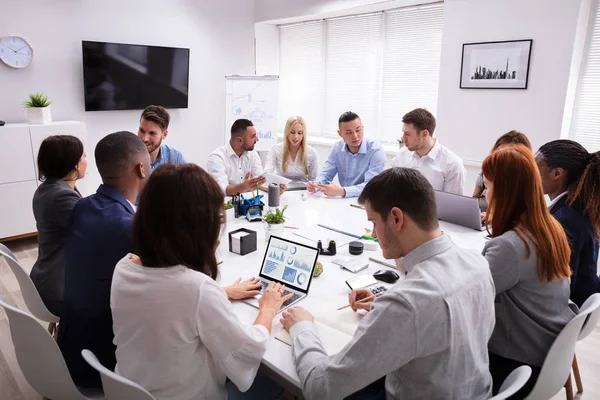 現代オフィスの職場で一緒に座る多民族ビジネスチームのグループ — ストック写真