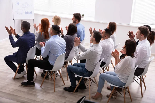 Audience Sitting Chair Row Applauding Speaker Conference Presentation — Stock Photo, Image