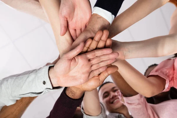 Multi Ethnische Gruppe Von Menschen Die Hand Hand Stapeln Zeigt — Stockfoto