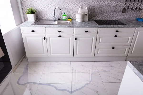Nahaufnahme Von Verschüttetem Wasser Auf Dem Küchenboden Hause — Stockfoto