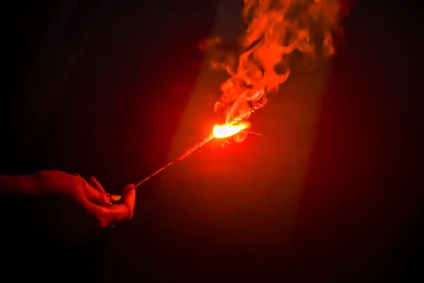 Hände Wunderkerze Entzünden Flamme Dunklem Hintergrund Brennen Dame Mit Feuerstöcken — Stockfoto
