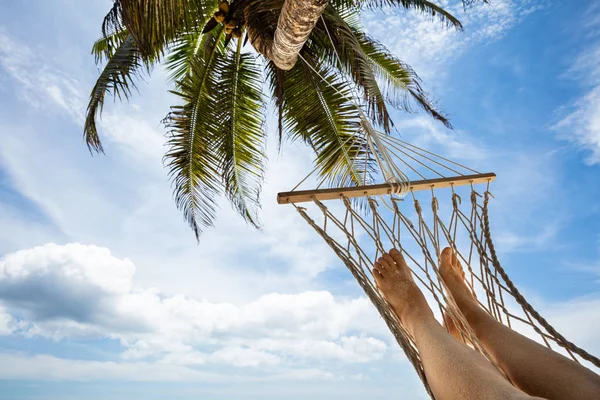 Primer Plano Una Persona Acostada Hamaca Colgando Palmera Contra Cielo —  Fotos de Stock