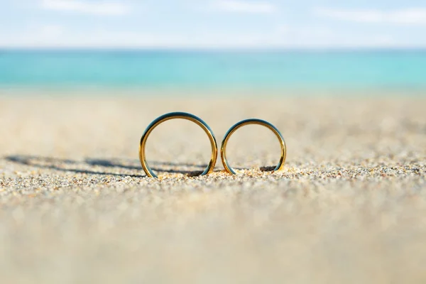 Anéis Casamento Dourados Brilhantes Areia Praia — Fotografia de Stock