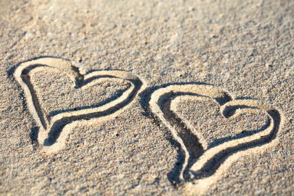Sahilde Kumda Çizilmiş Kalplerin Yakın Çekim — Stok fotoğraf