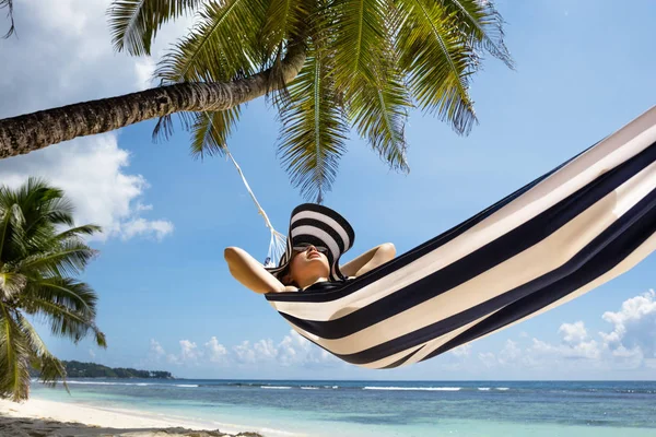 Sandy Beach Üzerinde Hamak Üzerinde Rahatlatıcı Genç Bir Kadının Close — Stok fotoğraf