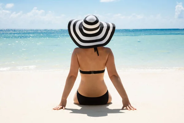 Rear View Woman Bikini Sitting Coast Looking Sea Beach — Stock Photo, Image