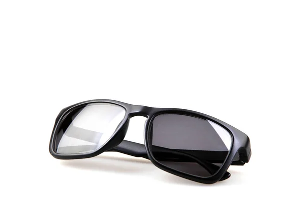 白い背景に対する黒いサングラスのクローズアップ — ストック写真