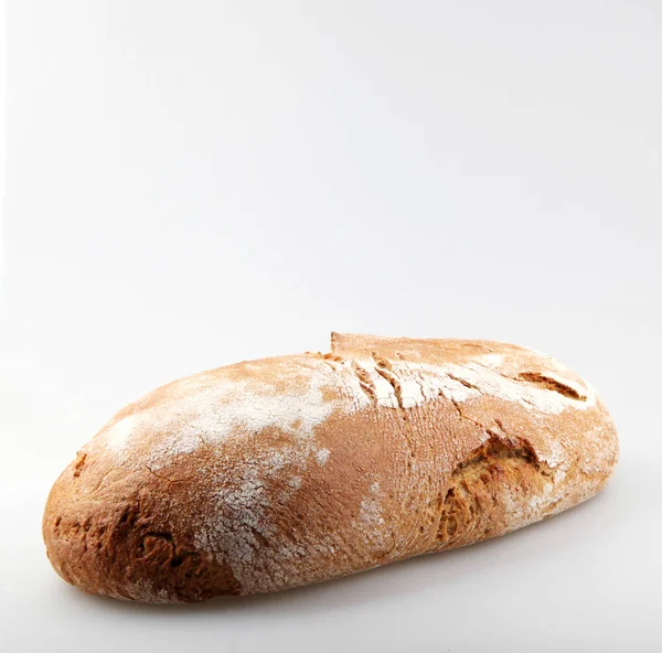 Frisch Gebackenes Brot Vor Weißem Hintergrund — Stockfoto