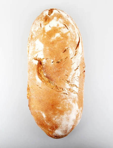 Beyaz Arkaplan Karşısında Taze Pişmiş Ekmek — Stok fotoğraf