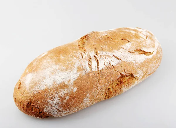 Vers Gebakken Brood Tegen Witte Achtergrond — Stockfoto