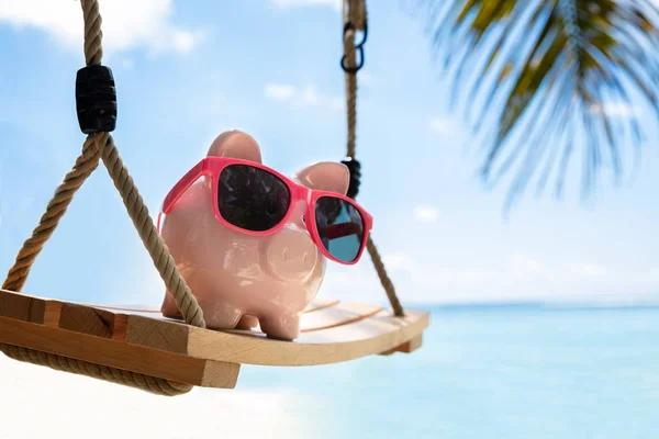Close Piggybank Rosa Com Óculos Sol Balanço Madeira Praia — Fotografia de Stock