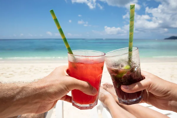Close Mão Casal Clinking Óculos Suco Com Palha Bebida Praia — Fotografia de Stock