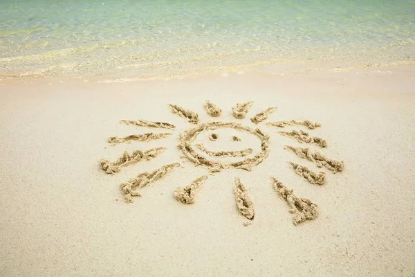 Κοντινό Του Χαμογελαστή Ήλιο Που Σχεδιάζεται Στην Άμμο Κοντά Στη — Φωτογραφία Αρχείου