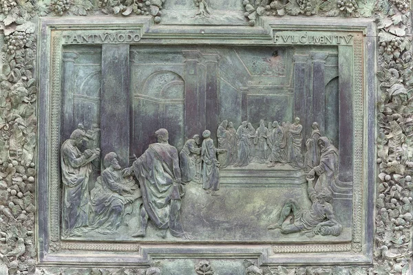比萨大教堂 巨大的青铜门 上有新约的场景 意大利比萨 — 图库照片