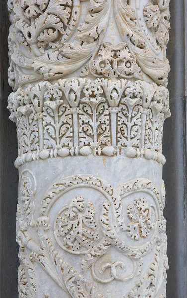 12세기 대성당 기둥에 장식적인 두오모 이탈리아 — 스톡 사진