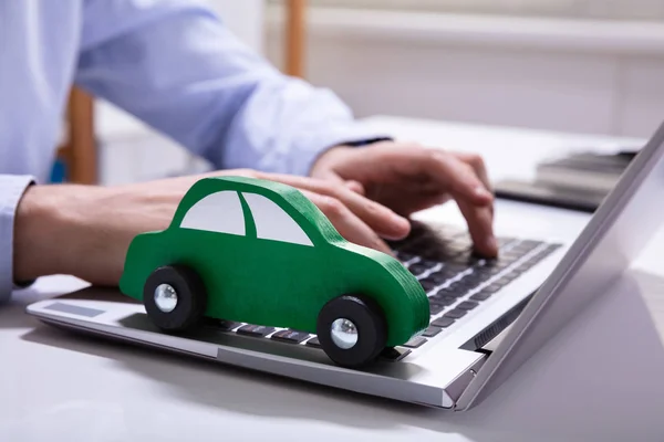 Közelkép Egy Kis Zöld Autó Laptop Billentyűzeten — Stock Fotó