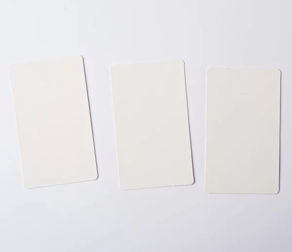 Tres Vacíos Papel Rectangular Blanco Tarjeta Visita Sobre Fondo Blanco — Foto de Stock