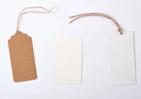 Boş Kağıt Yuvarlak Dikdörtgen Kahverengi Etiketli Bir Halat Beyaz Arkaplan — Stok fotoğraf