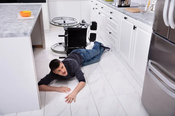 Jovem Homem Com Deficiência Caiu Cadeira Rodas Cozinha — Fotografia de Stock