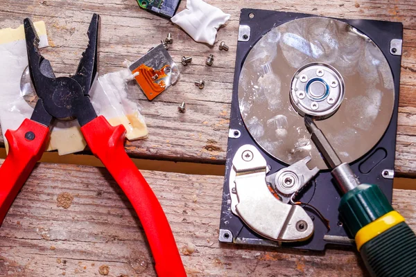 Een Mens Breekt Een Computer Met Behulp Van Slotenmaker Tools — Stockfoto