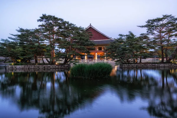 Padiglione Gyeonghoeru Illuminato Notte Famoso Padiglione Nel Palazzo Gyeongbokgung Seoul — Foto Stock