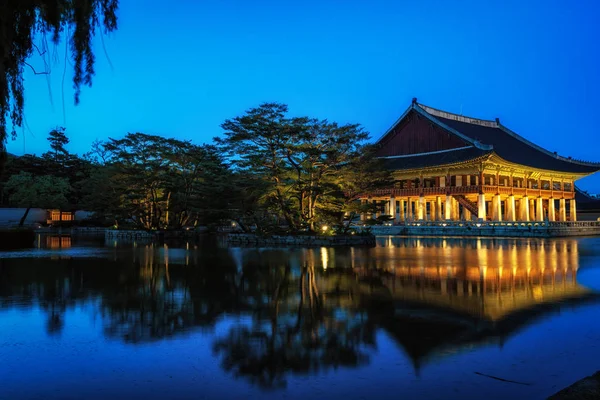 Padiglione Gyeonghoeru Illuminato Notte Famoso Padiglione Nel Palazzo Gyeongbokgung Seoul — Foto Stock