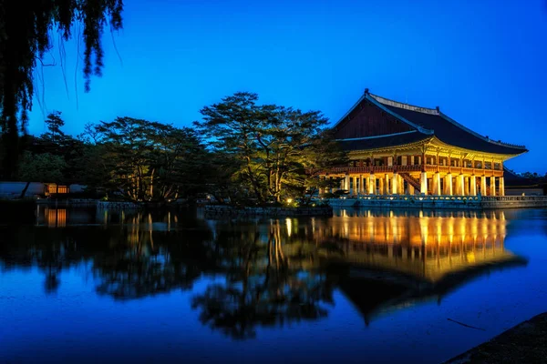 Padiglione Gyeonghoeru Illuminato Notte Famoso Padiglione Nel Palazzo Gyeongbokgung Seoul — Foto Stock