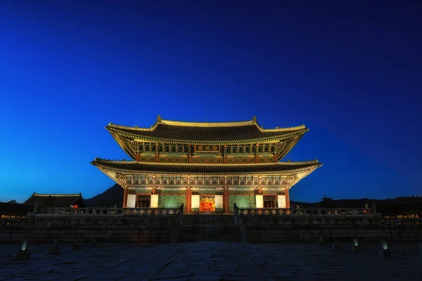 Gyeongbokgung Pałac Geunjeongjeon Główny Obszar Pałacu Oświetlony Nocy Słynny Pałac — Zdjęcie stockowe