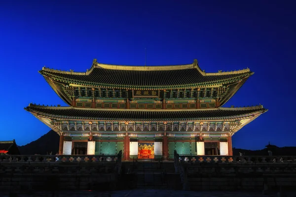 Gyeongbokgung Pałac Geunjeongjeon Główny Obszar Pałacu Oświetlony Nocy Słynny Pałac — Zdjęcie stockowe