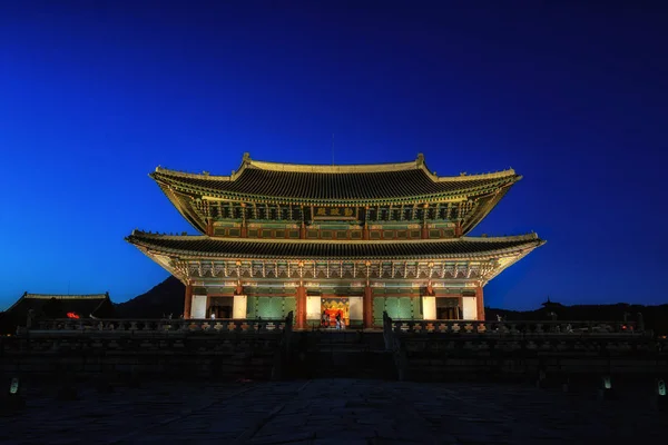 Gyeongbokgung Palácio Geunjeongjeon Área Palácio Principal Iluminado Noite Palácio Famoso — Fotografia de Stock