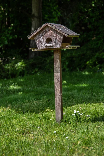 Birdhouse Sul Prato Stand — Foto Stock