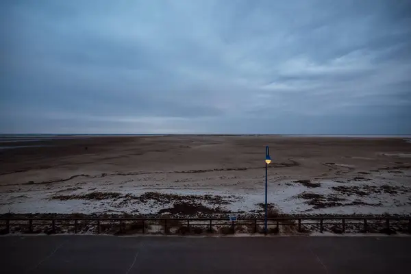 Parlak Fenerler Ile Yaz Akşamı Baltık Denizi Kıyı Şeridi Yanında — Stok fotoğraf