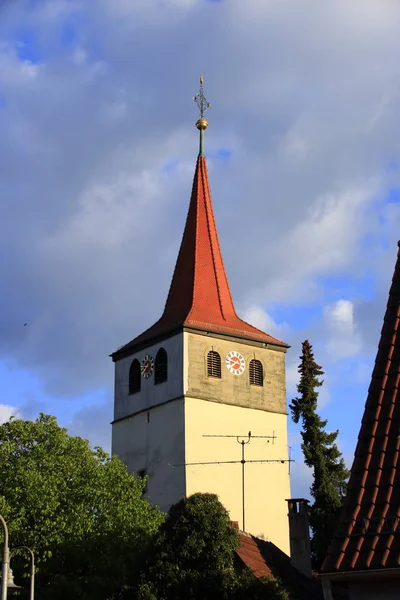 裏庭のWeissach村の歴史的教会塔の記録 — ストック写真