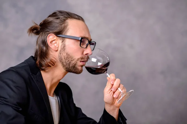 Молодой Человек Сидит Столом Пьет Красное Вино — стоковое фото