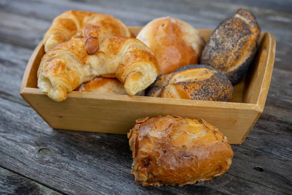 Különböző Friss Tekercsek Croissant Fából Készült Kosárban — Stock Fotó