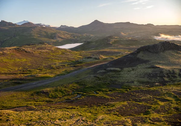 Soñador Paisaje Brumoso Sobre Mar Nubes Montañas Atardecer Islandia — Foto de Stock