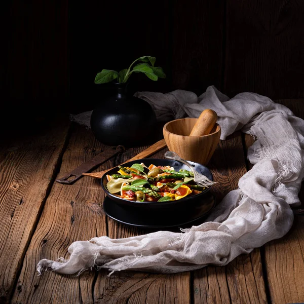 Pastasalade Met Groene Asperges Olijven Parmaham — Stockfoto