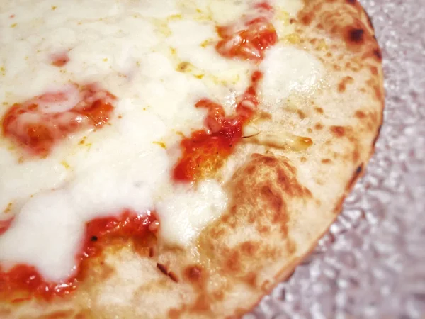 Szczegóły Pizzy Margherita Zwieńczona Sosem Pomidorowym Serem Mozzarella Chrupiącą Skórką — Zdjęcie stockowe