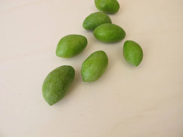 Onrijpe Groene Olijven Een Houten Plank — Stockfoto