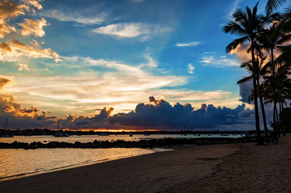 Bella Vista Sulla Spiaggia Mare Estate Tramonto Cielo Con Nuvole — Foto Stock